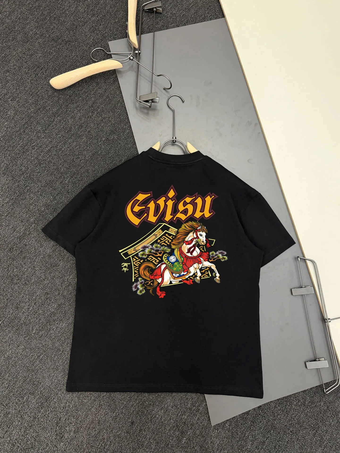 EVISU 2026 New Arrival T Sizes S-XXL ： 5 # # Size S ：69 ：108 ：55 100-120 M ：70 ：110 ：56 120-140 L ：72 ： 114 ：57 140-160 XL ：74 ：118 ：58 165-180 XXL ：76 ：124 ：59.5 180 ： (CM) ， 1-3CM ， !